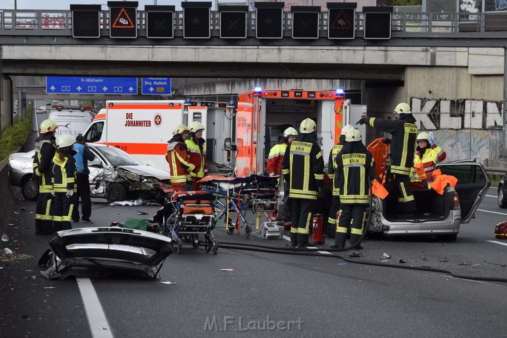 VU Auffahrunfall A 3 Rich Oberhausen kurz vor AS Koeln Dellbrueck P038.JPG - Miklos Laubert